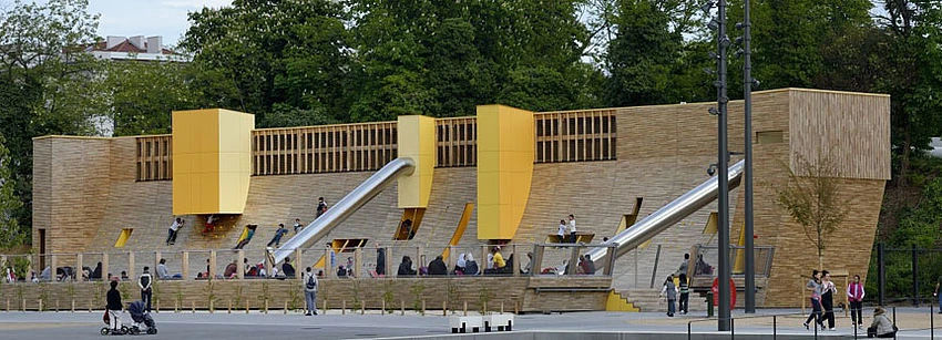 photo des ramparts du parc Blandan et son aire de jeux avec des toboggan