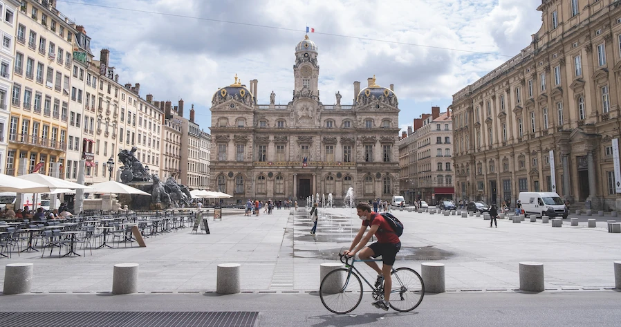 photo de la place des Terreaux à Lyon avec vue sur l'hotel de ville